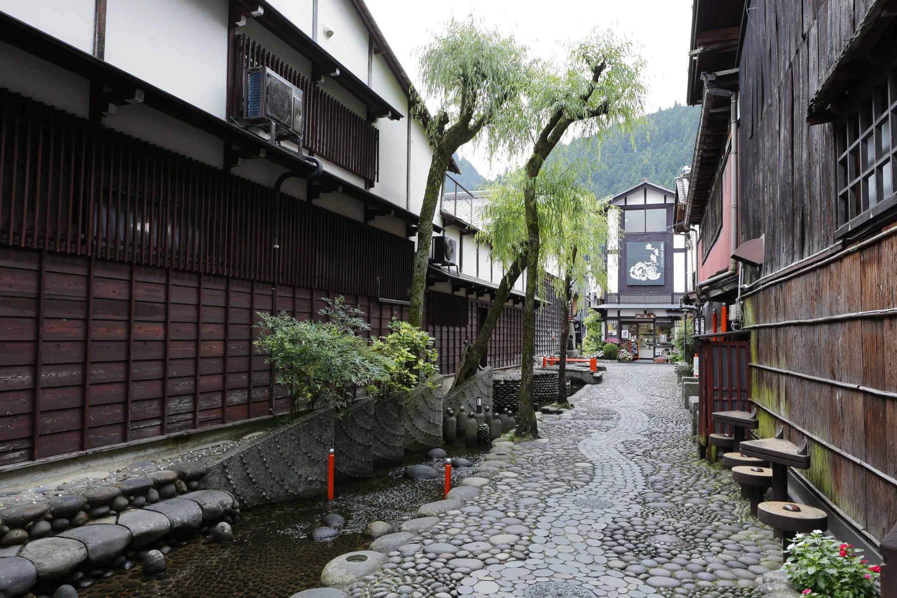 水路と石畳が続く郡上八幡の町並み